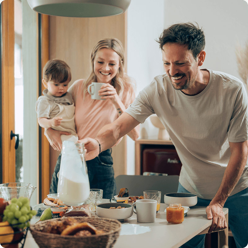 Frühstückstisch mit frischem Kaffee – PUREWAVE entfernt Kaffeefette und -öle